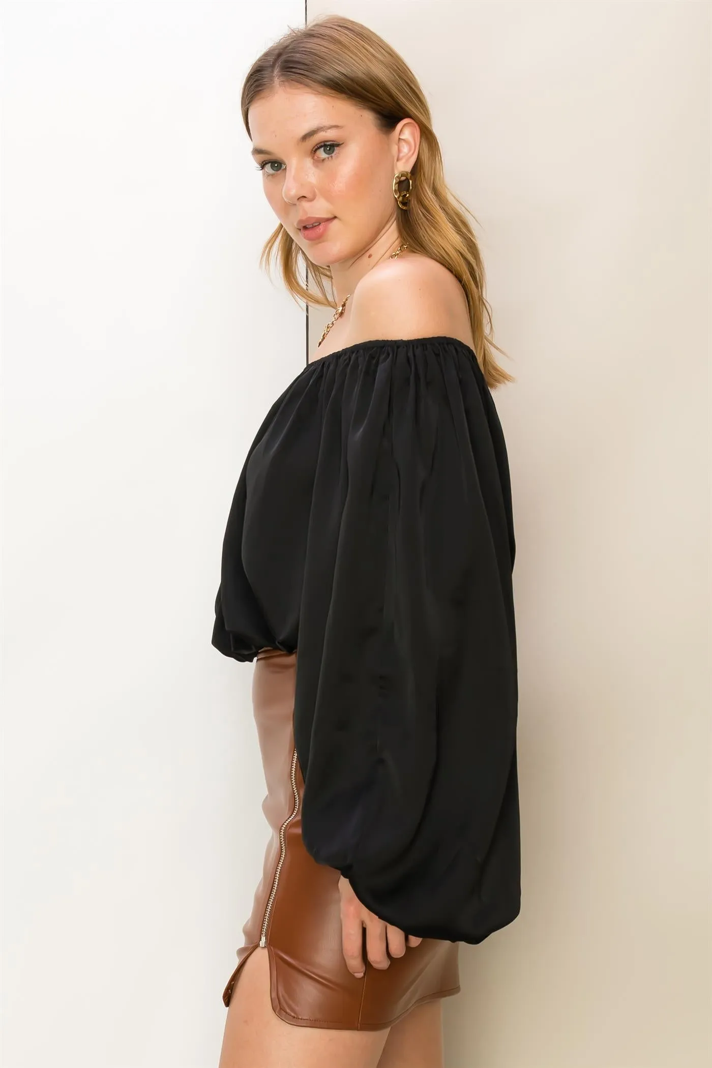 HF24F930-OFF-SHOULDER SATIN BALLOON SLEEVE TOP