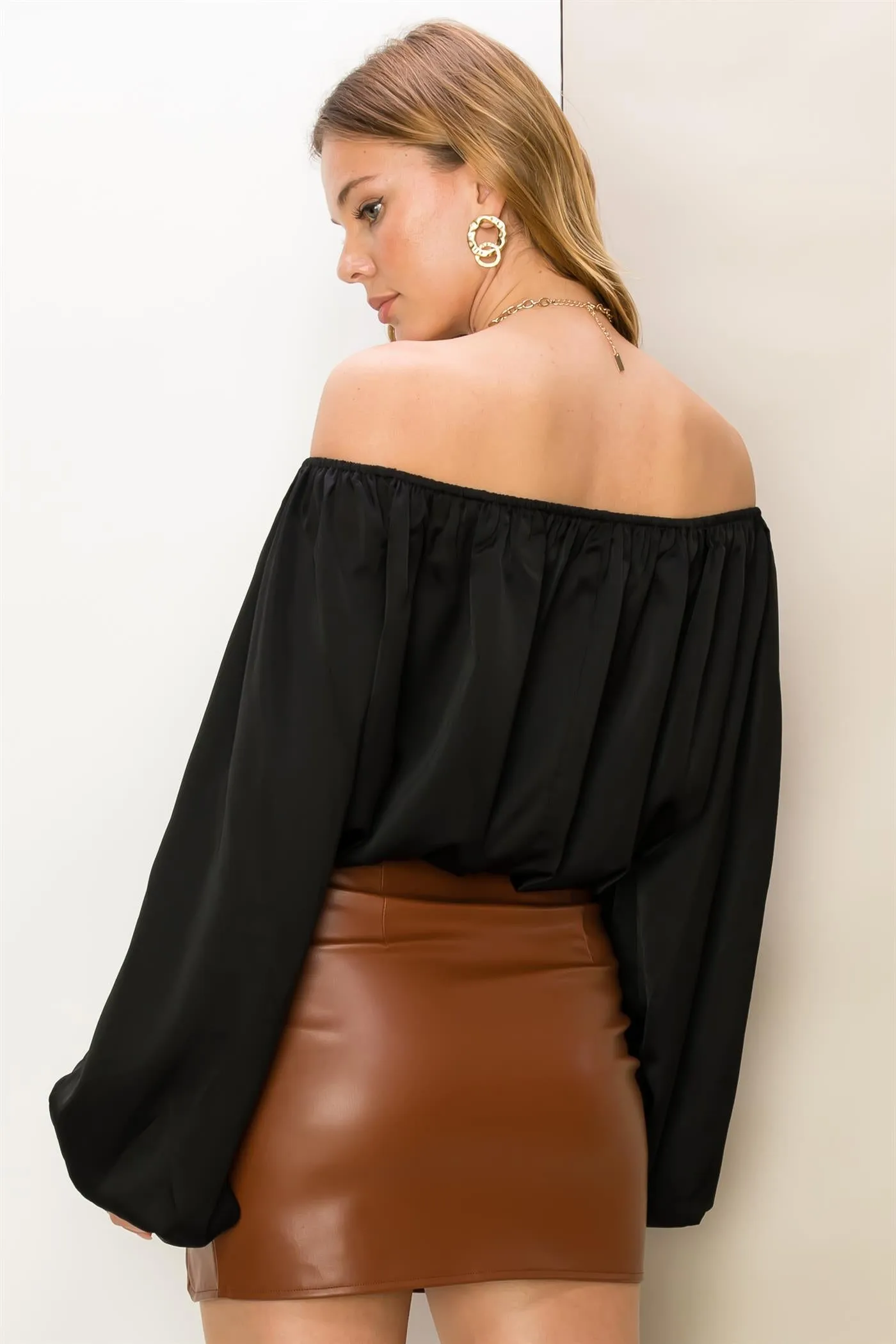HF24F930-OFF-SHOULDER SATIN BALLOON SLEEVE TOP